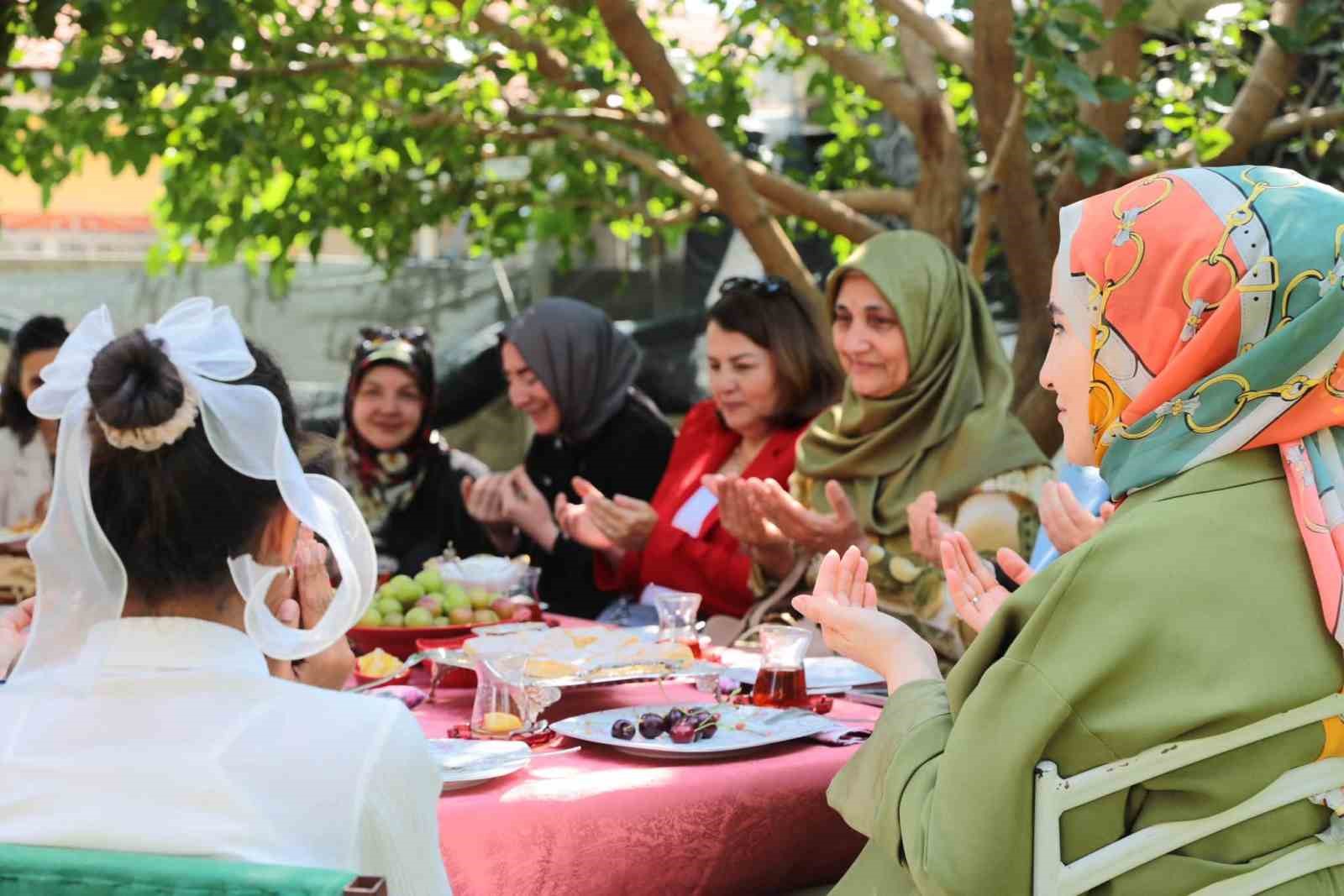 PROTOKOL EŞLERİ KORUYUCU AİLEYİ YALNIZ BIRAKMADI