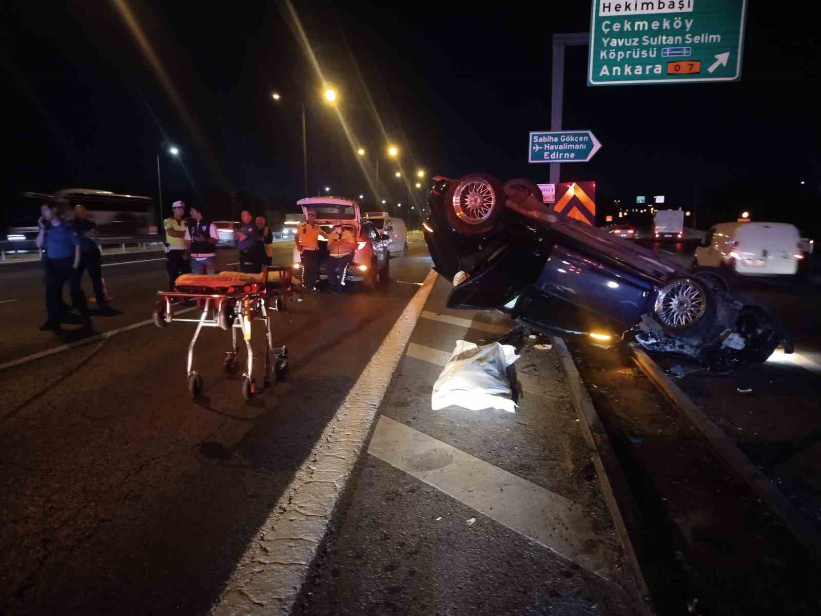 BEYKOZ’DA TEM OTOYOLU’NDA PANELVANA ÇARPAN OTOMOBİL BARİYERE SAPLANDI: 1 ÖLÜ, 2 YARALI