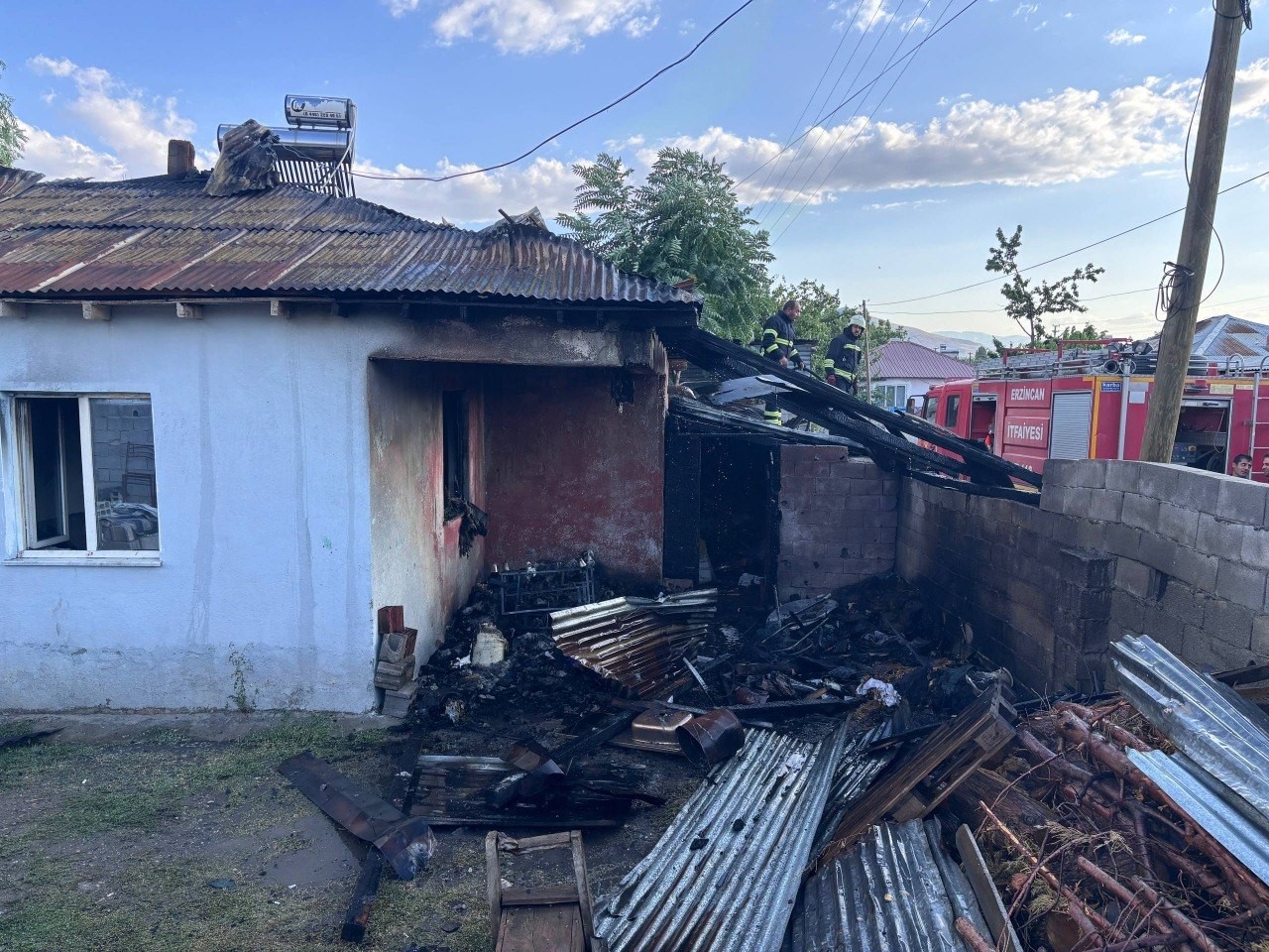 ERZİNCAN’DA EV YANGINI