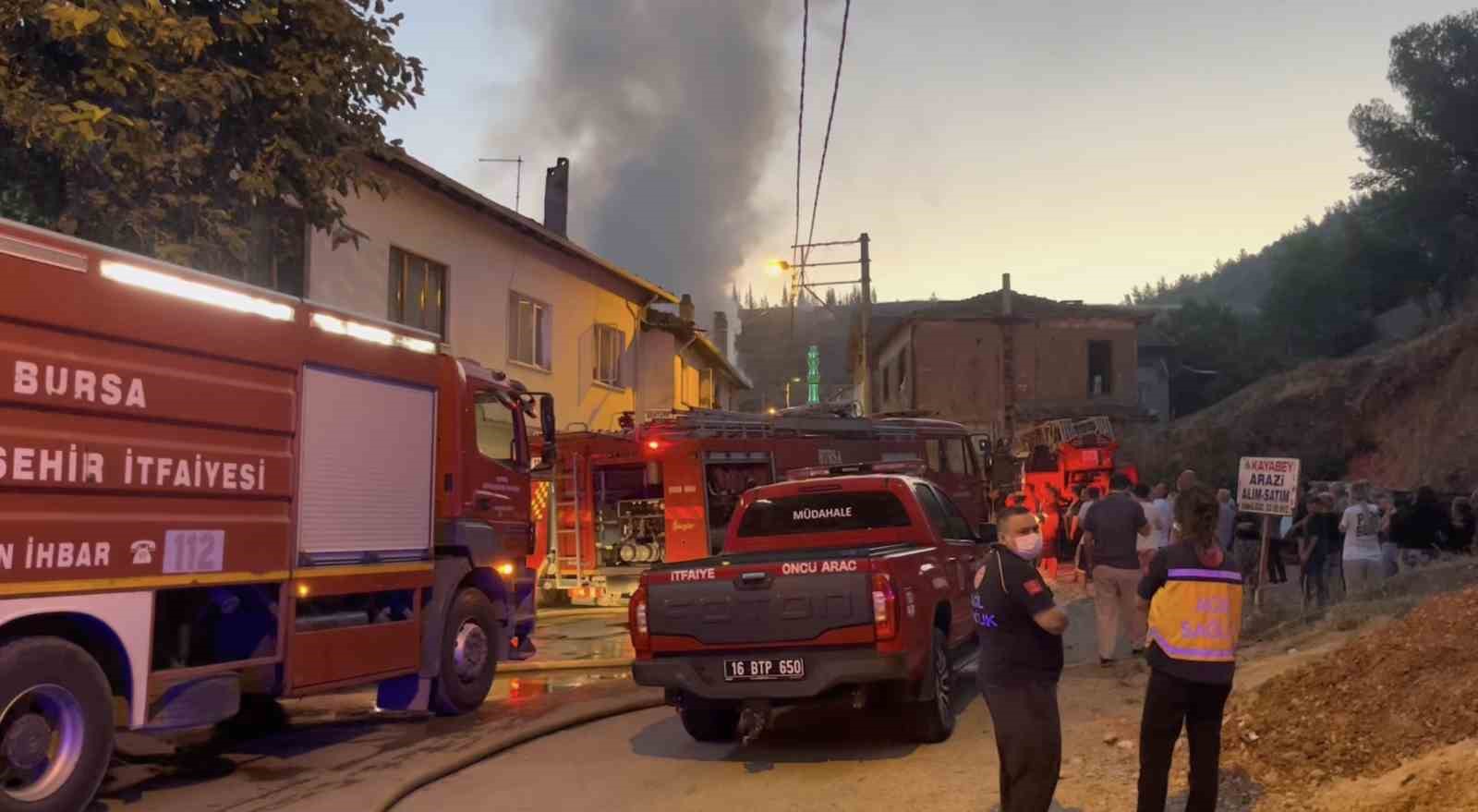 BURSA’DA 2 KATLI EVDE ÇIKAN YANGINDA 30 YAŞINDAKİ GENÇ HAYATINI KAYBETTİ