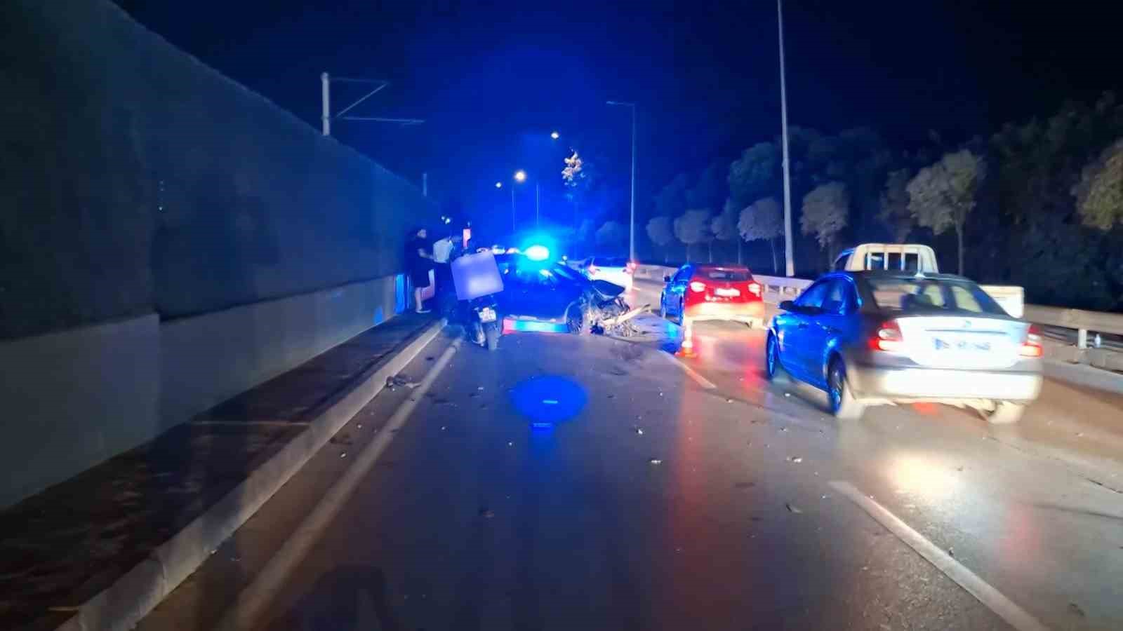 BURSA’DA OTOMOBİL BAZ İSTASYONU VE METRO BARİYERLERİNE ÇARPIP DURDU