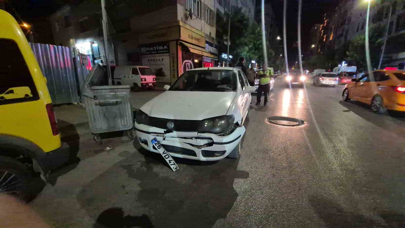 MİNİBÜS SÜRÜCÜSÜ PARA SAYARKEN ÖNÜNDEKİ ARACA ÇARPTI: 1’İ ÇOCUK 2 YARALI