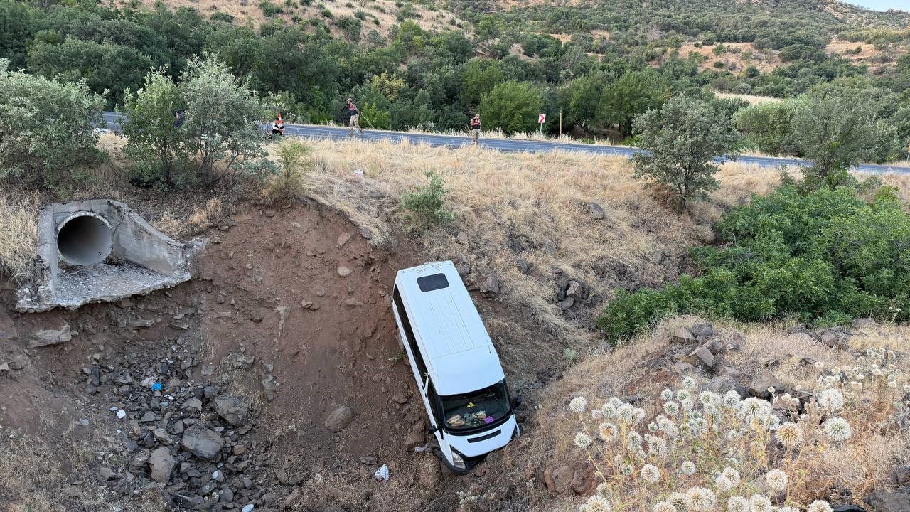 SİVEREK’TE İŞÇİ MİNİBÜSÜ ŞARAMPOLE DÜŞTÜ: 4 YARALI
