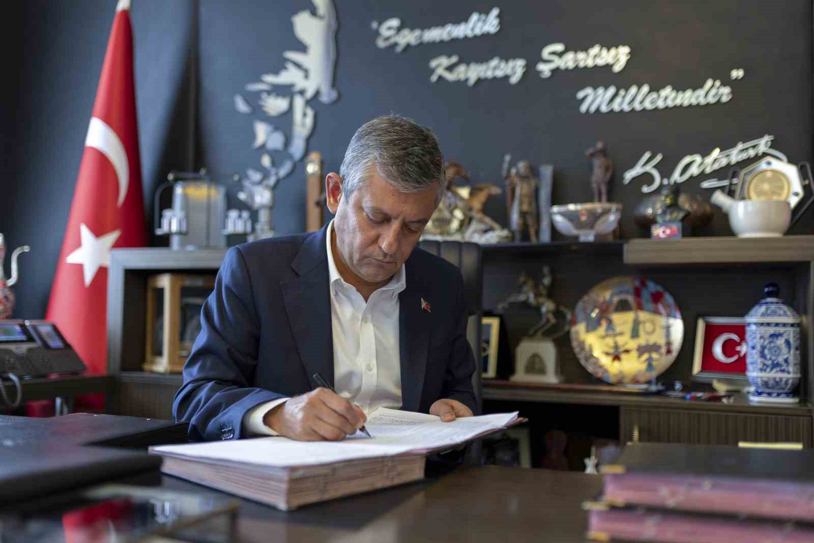 ÖZGÜR ÖZEL VE 90 MİLLETVEKİLİ CHP’DEN İSTİFA ETTİ