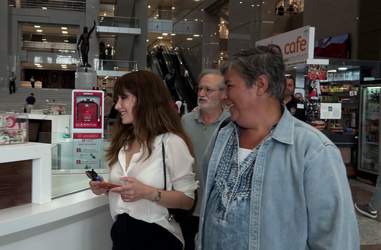 HAZAL KAYA, İSTANBUL CUMHURİYET BAŞSAVCILIĞINCA YÜRÜTÜLEN ’AHBAPLAR SUÇ ÖRGÜTÜ’ SORUŞTURMASI KAPSAMINDA İFADE VERMEK ÜZERE ÇAĞLAYAN’DAKİ İSTANBUL ADLİYESİ’NE GELDİ.