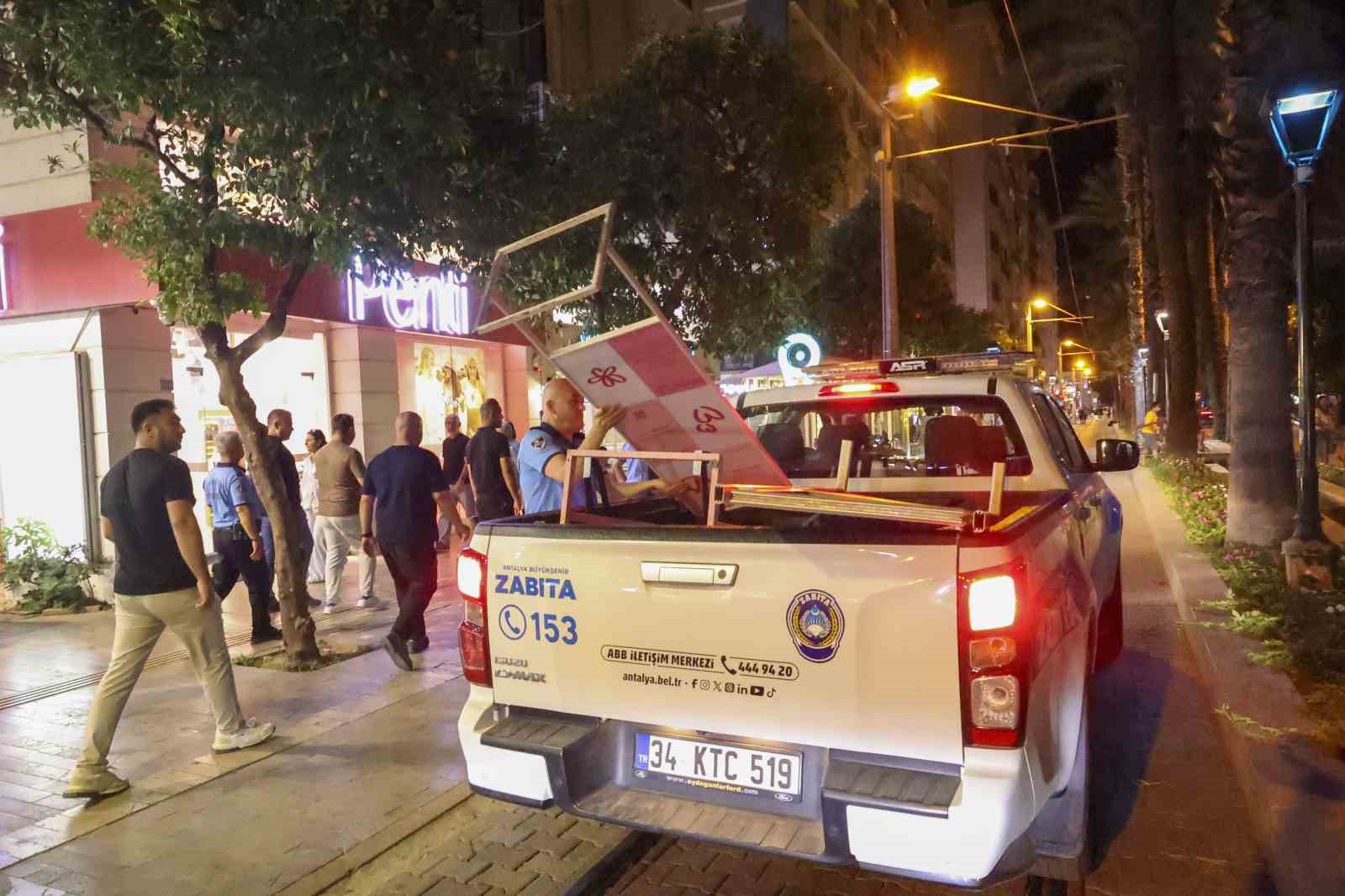 BÜYÜKŞEHİR ZABITASINDAN KALDIRIM İŞGALLERİNE SIKI DENETİM