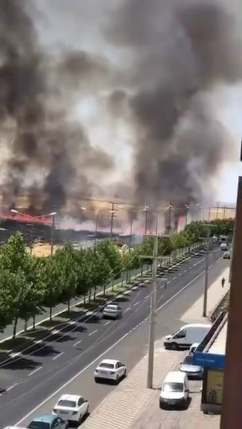 DİYARBAKIR’DA ANIZ YANGINI: DUMANLAR GÖKYÜZÜNÜ KAPLADI
