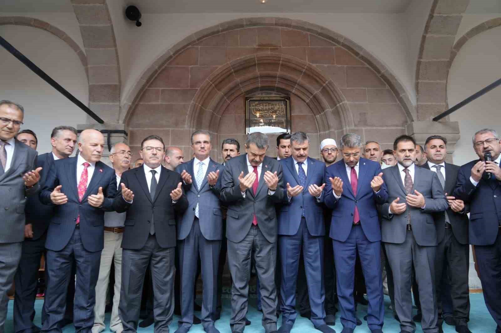 TARİHİ FETİH CAMİİ RESTORASYONUN ARDINDAN İBADETE AÇILDI