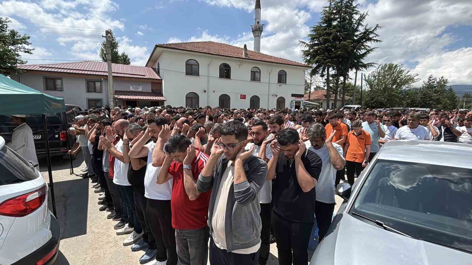 BOLU’DA UÇURUMA YUVARLANAN CİPTE HAYATINI KAYBEDEN İKİ SEVGİLİ SON YOLCULUKLARINA UĞURLANDI