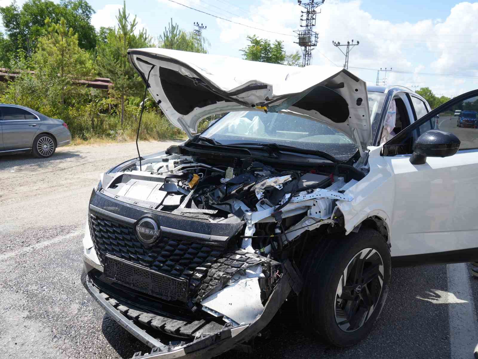 KASTAMONU’DA CİP İLE OTOMOBİL ÇARPIŞTI: 1’İ AĞIR 5 YARALI