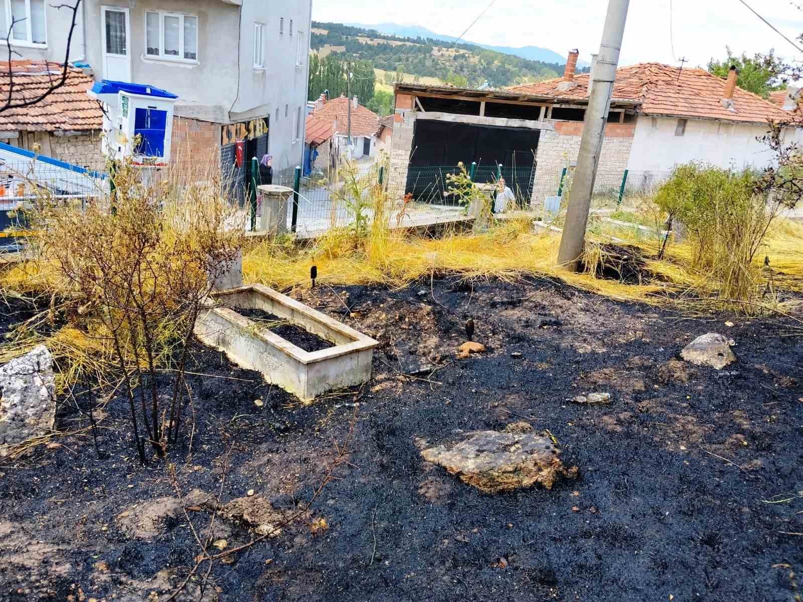 EMET’TE MEZARLIKTA ÇIKAN YANGINDA 10 KABİR ZARAR GÖRDÜ