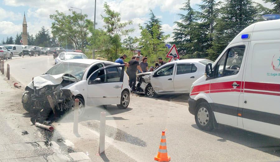 ESKİŞEHİR’DE KAFA KAFAYA ÇARPIŞAN ARAÇLAR HURDAYA DÖNDÜ