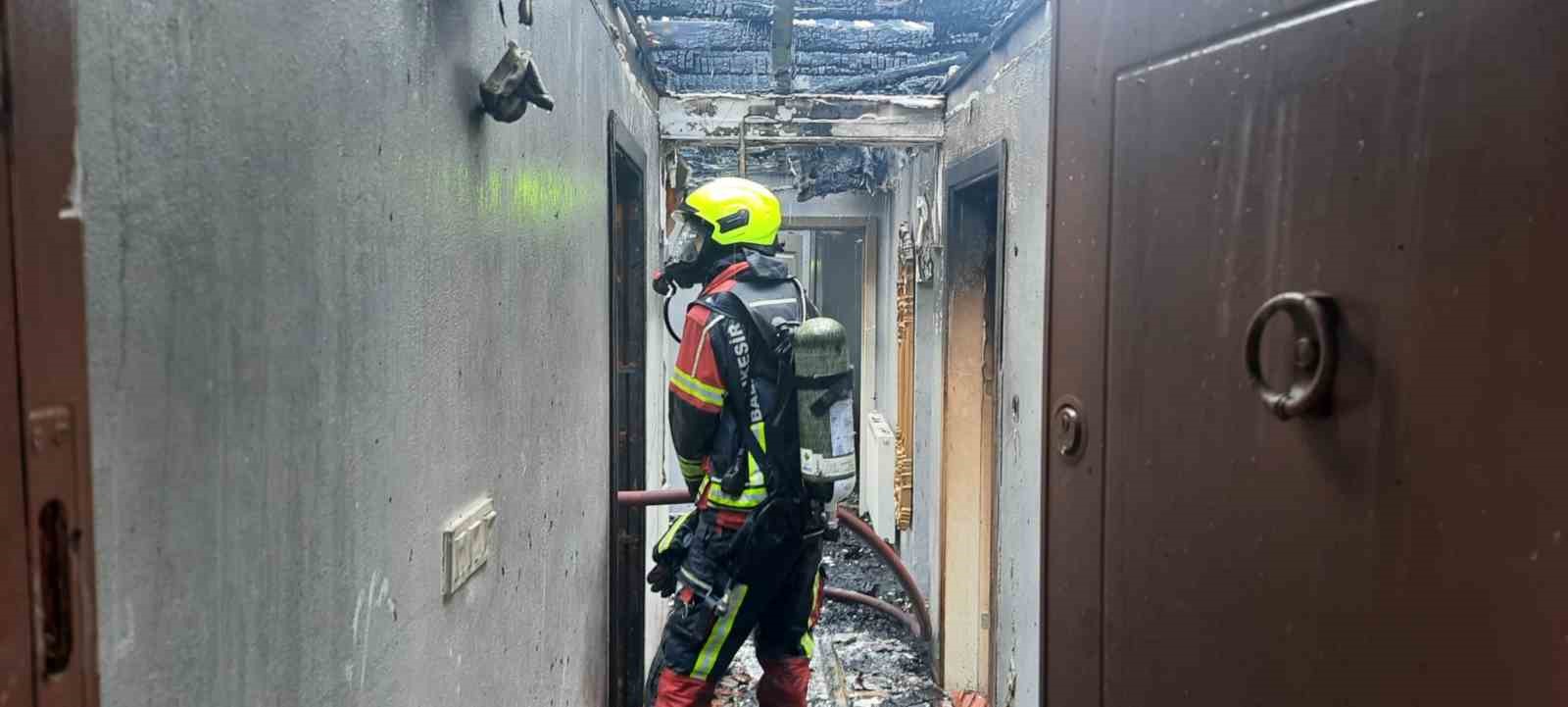 GÖNEN’DE 2 KATLI EVDE ÇIKAN YANGINDA HASAR MEYDANA GELDİ