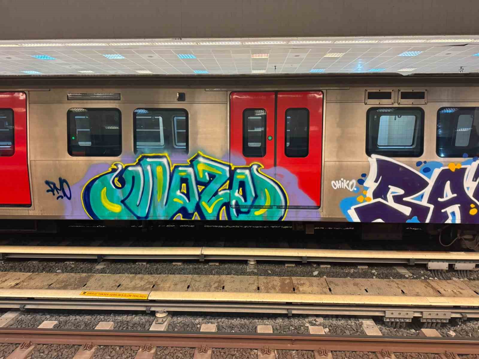 ANKARA’DA İKİ ŞAHIS METRO VAGONLARINA GRAFİTİ YAPTI: O ANLAR GÜVENLİK KAMERASINA YANSIDI