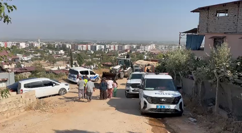 YOKUŞ AŞAĞI İNEN OTOMOBİL İŞ MAKİNESİNE ÇARPTI: 1 ÖLÜ