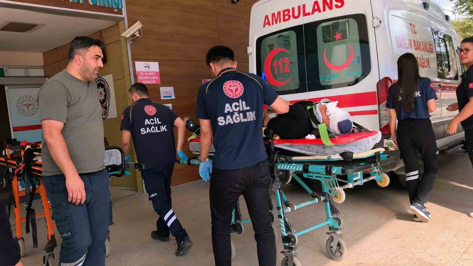 OTOMOBİL BARİYERLERE ÇARPTI: 5 YARALI