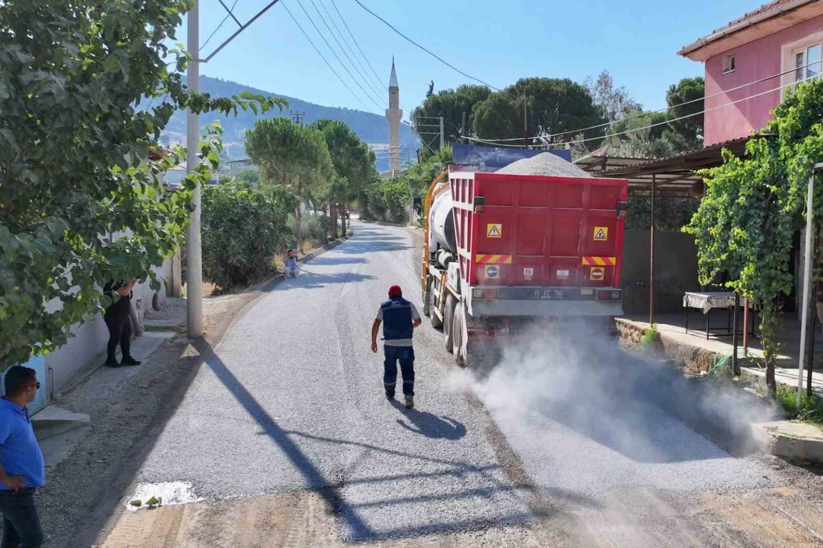 ALAŞEHİR’DE 3 MAHALLEYİ RAHATLATAN ASFALT HAMLESİ