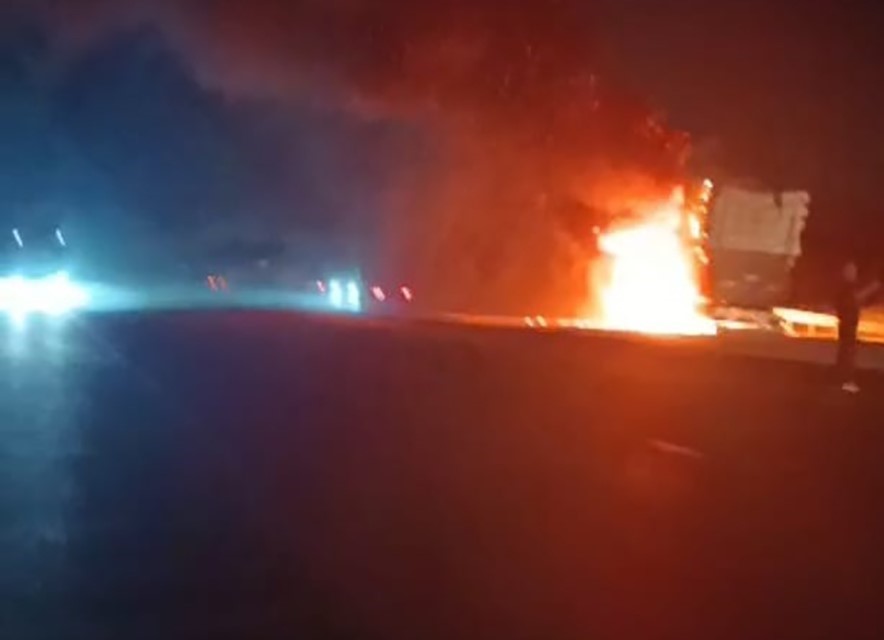 MALATYA’DA SAMAN YÜKLÜ TIR ALEV ALEV YANDI