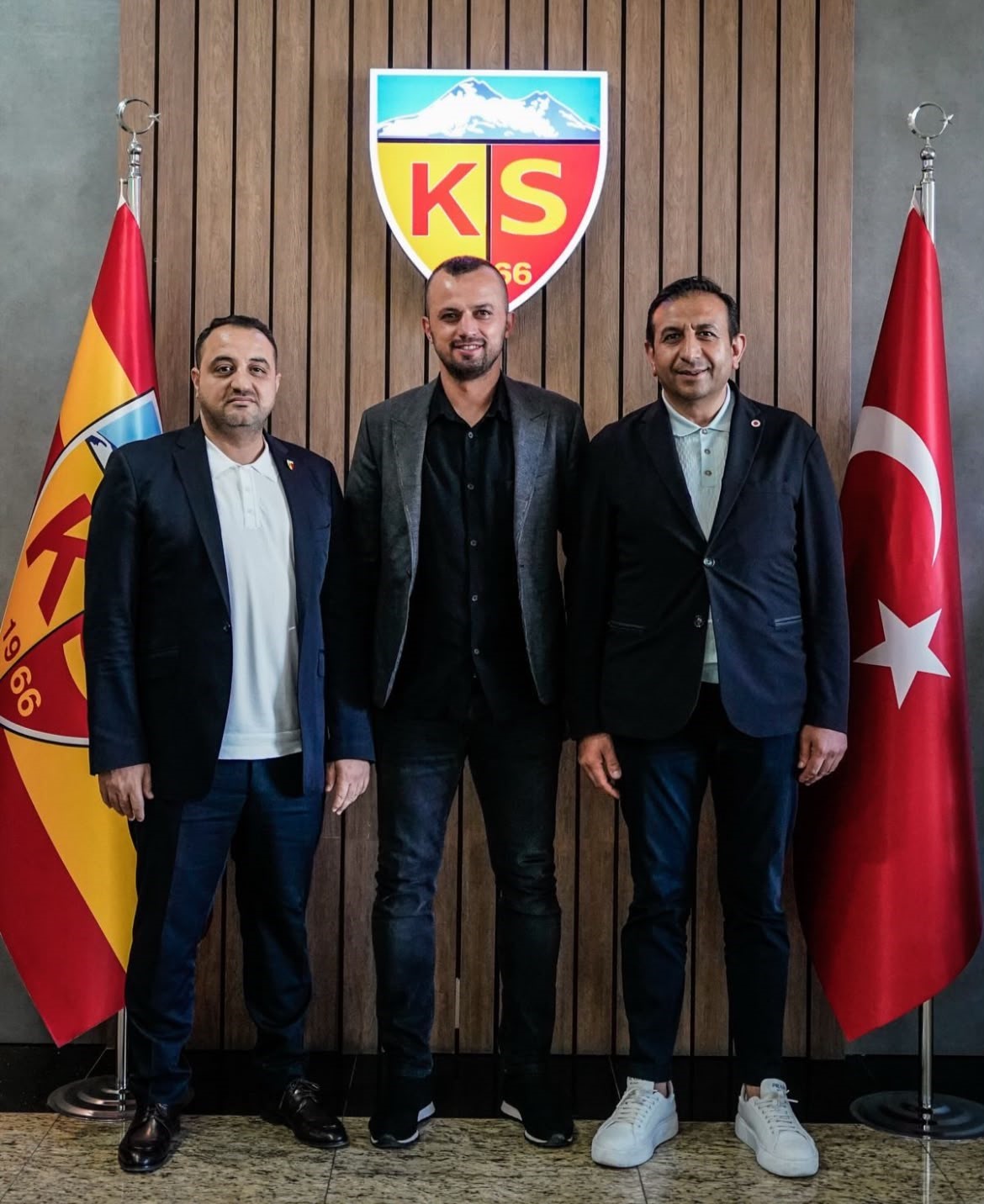 İLHAN PARLAK GÖREVİNDEN İSTİFA ETTİ