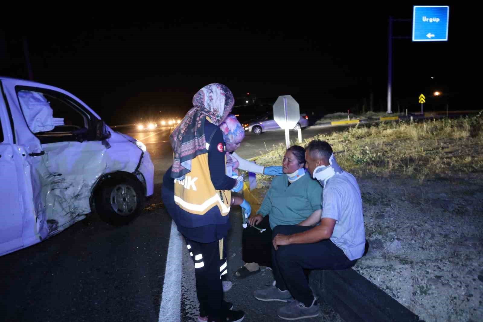MİNİBÜS İLE HAFİF TİCARİ ARAÇ ÇARPIŞTI: 5 YARALI