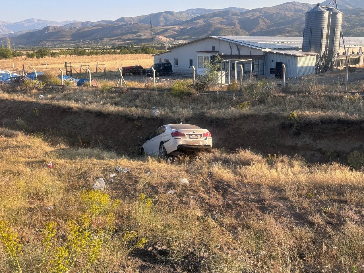 ERZİNCAN’DA OTOMOBİL YOLDAN ÇIKTI: 3’Ü ÇOCUK 6 YARALI