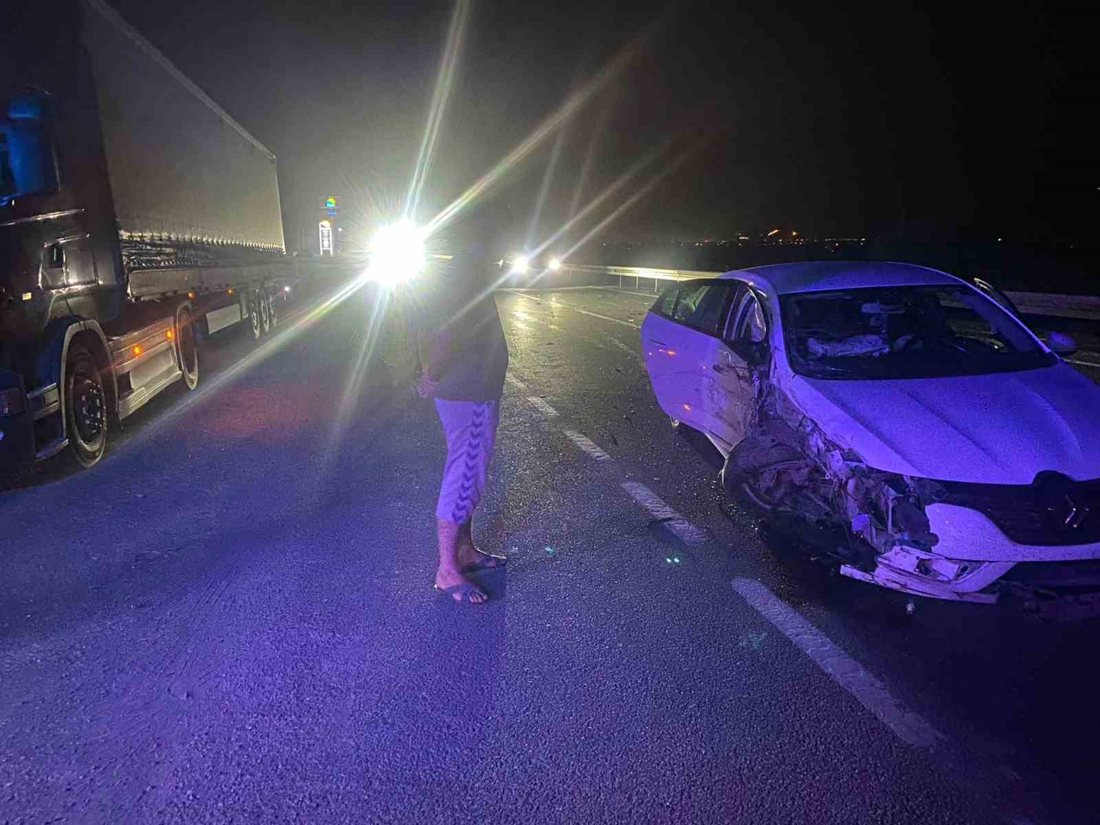 ERZİNCAN’DA TIR İLE OTOMOBİLİN ÇARPIŞTIĞI KAZA GÜVENLİK KAMERASINA YANSIDI