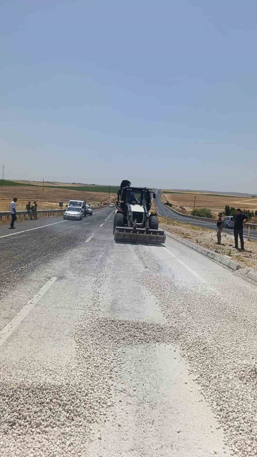 DİYARBAKIR’DA HAFRİYAT KAMYONU DEVRİLDİ: 1 YARALI
