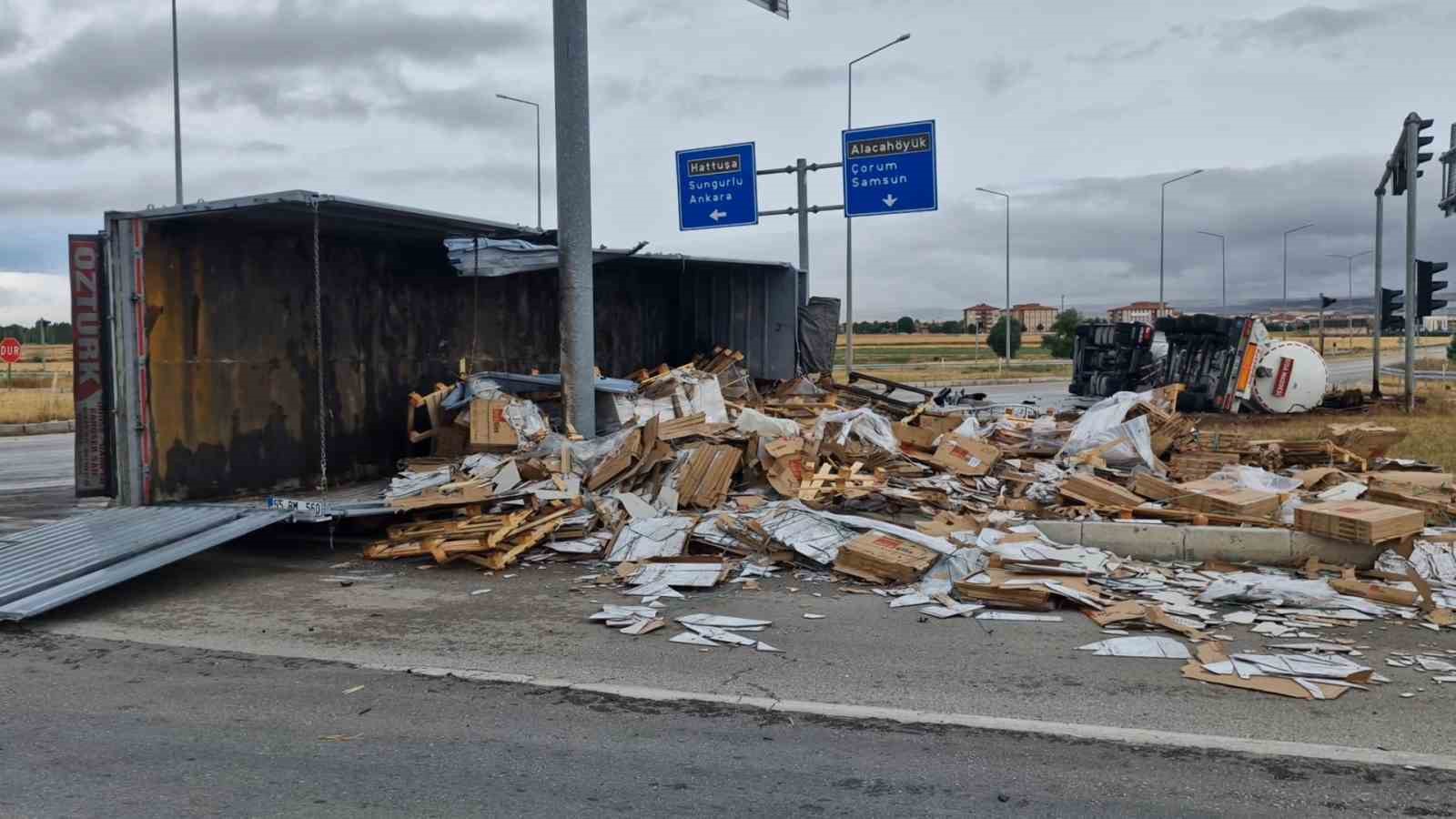 ÇORUM’DA TIR İLE TANKERİN ÇARPIŞTI:2 YARALI
