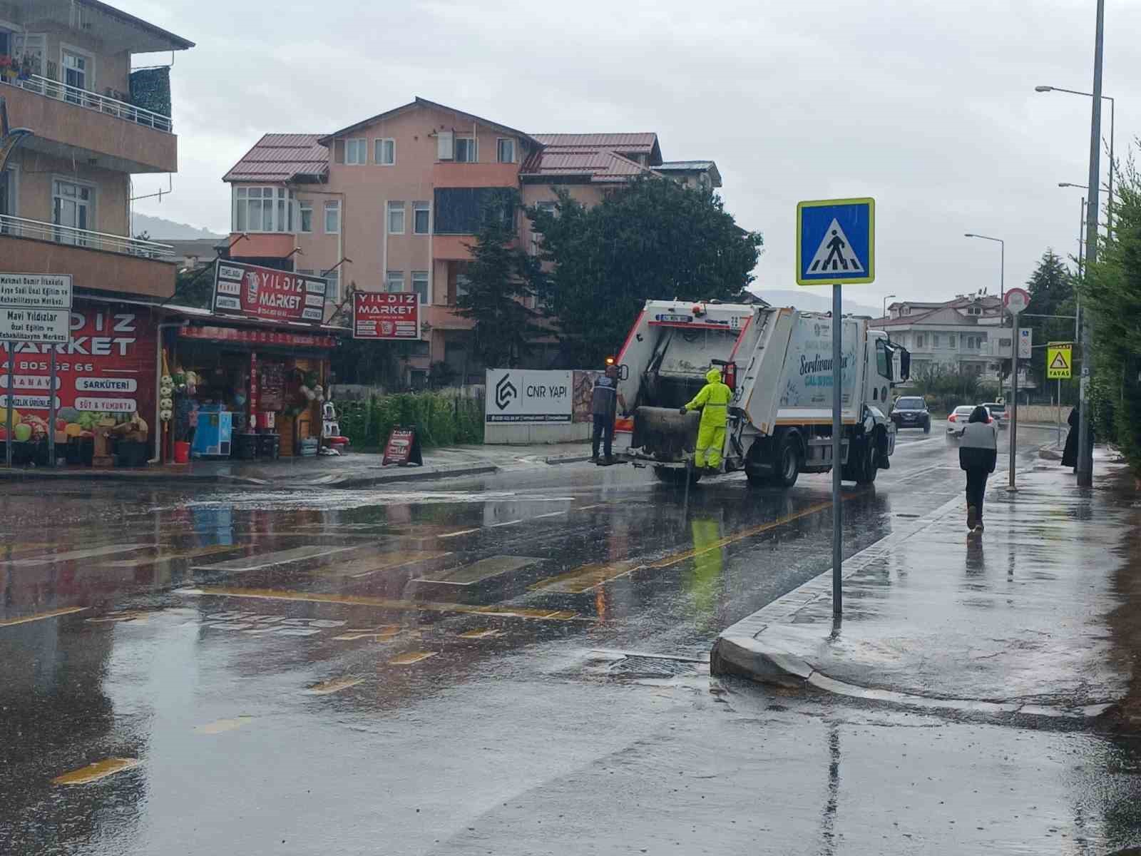 SAKARYA’DA SAĞANAK HAYATI OLUMSUZ ETKİLEDİ