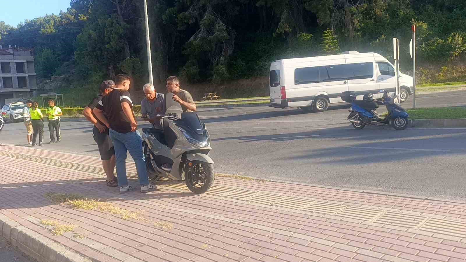 MANAVGAT’TA MOTOSİKLETLER ÇARPIŞTI: 2 YARALI