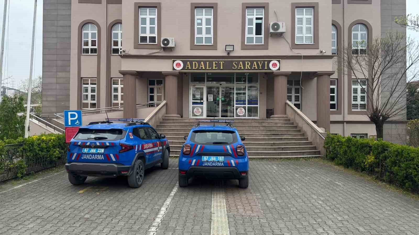 BAHÇEYE KENEVİR EKTİ, İHBARLA YAKALANDI