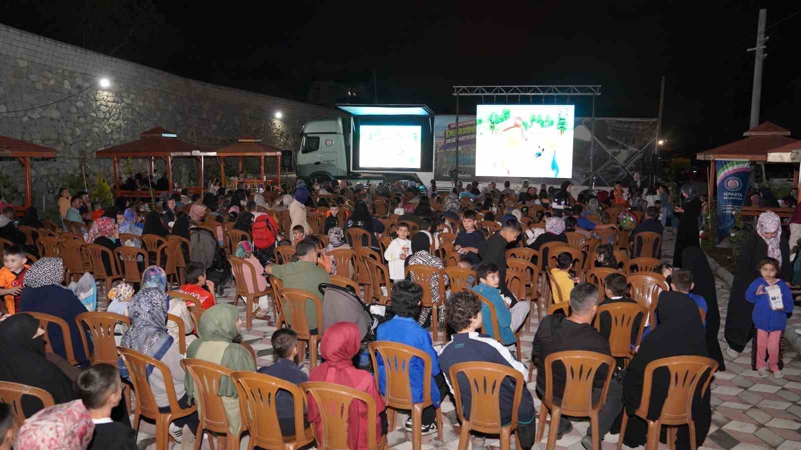 ISPARTA BELEDİYESİ’NDEN SAV’DA ÇOCUKLARA AÇIK HAVA SİNEMASI