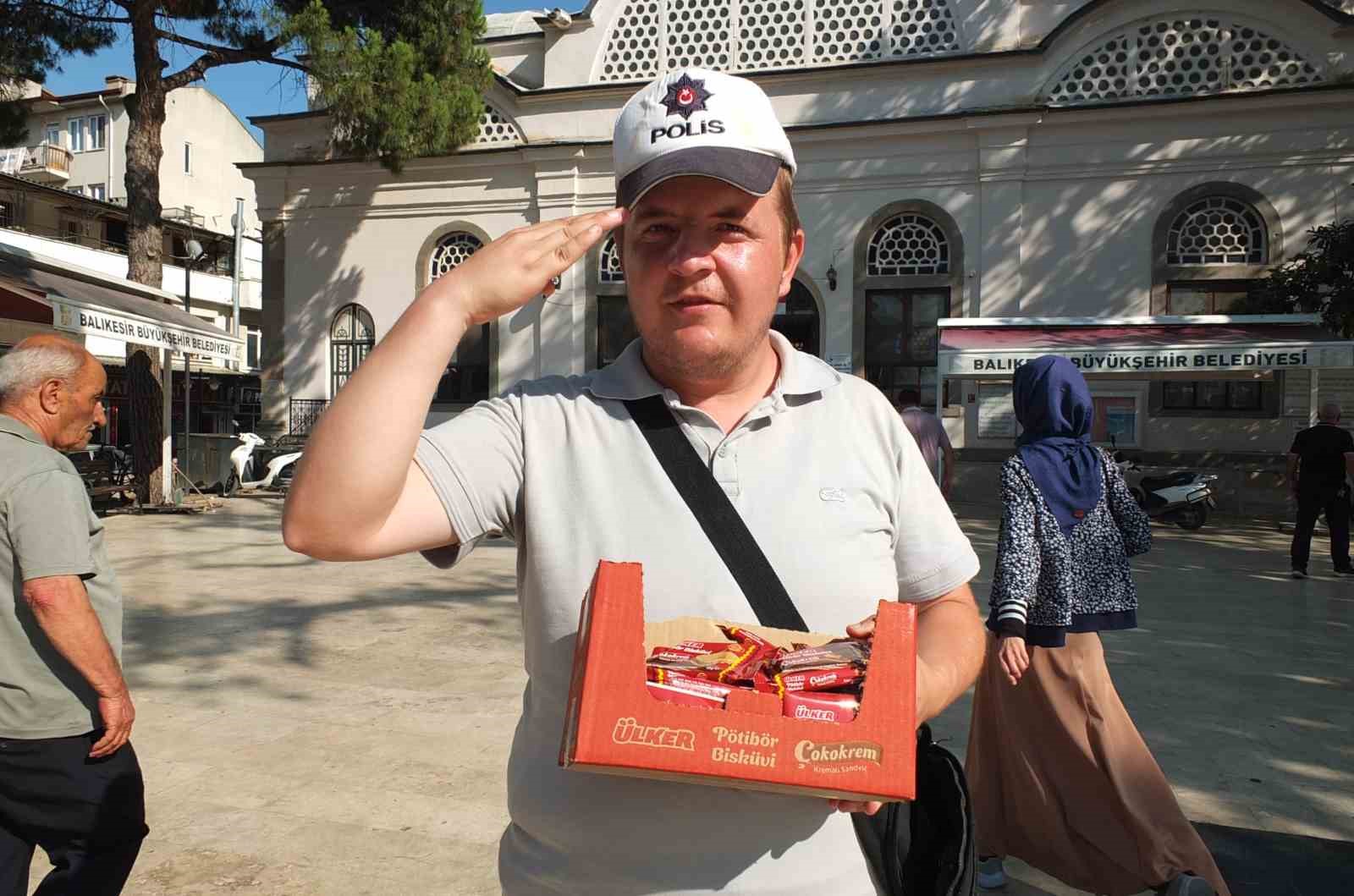 BURHANİYE’DE POLİS ŞAPKALI SEYYAR SATICI İLGİ ODAĞI OLDU