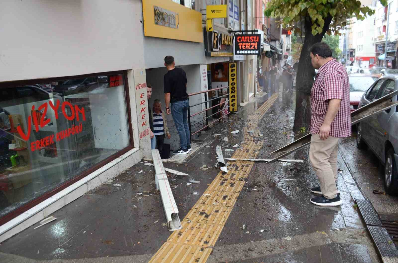 4’ÜNCÜ KATTAN AŞAĞI DÜŞTÜ, ŞANS ESERİ ÖLEN YA DA YARALANAN OLMADI