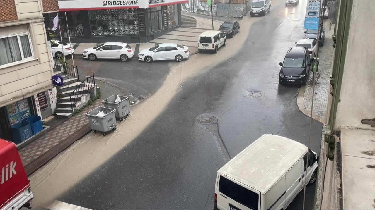 İSTANBUL’UN BİRÇOK NOKTASINDA SAĞANAK ETKİLİ OLDU: YOLLARDA SU BİRİKİNTİLERİ OLUŞTU