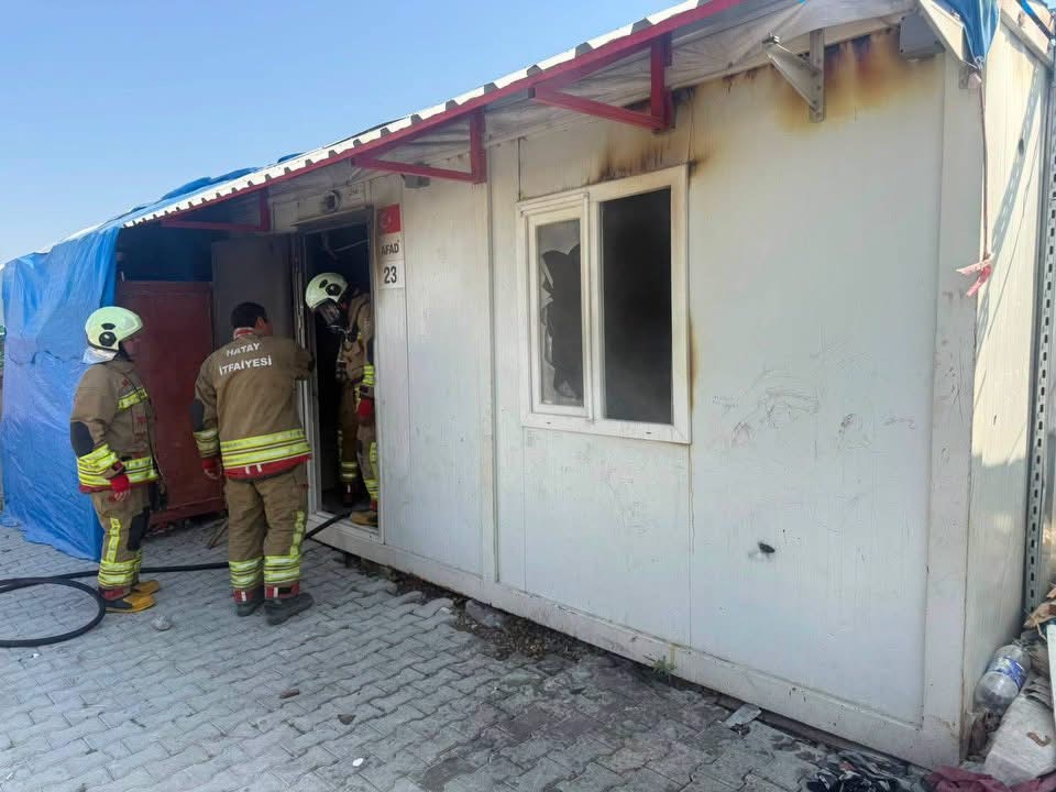 ANTAKYA’DA KONTEYNER KENTTE ÇIKAN YANGIN KONTROL ALTINA ALINDI