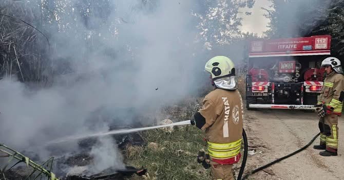 DEFNE’DE SAZLIK ALAN YANGINI BÜYÜMEDEN SÖNDÜRÜLDÜ