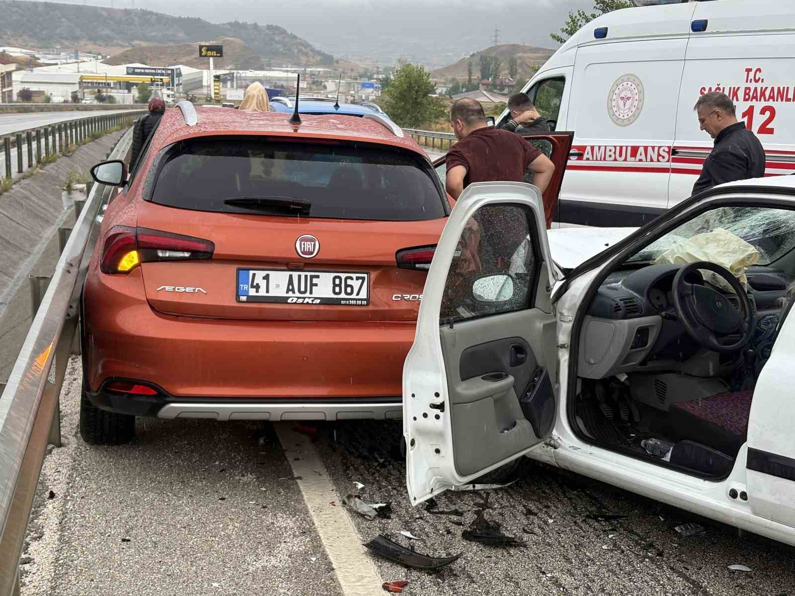 D100’DE SAĞANAK TRAFİK KAZALARINI BERABERİNDE GETİRDİ: ÖLÜ VE YARALILAR VAR