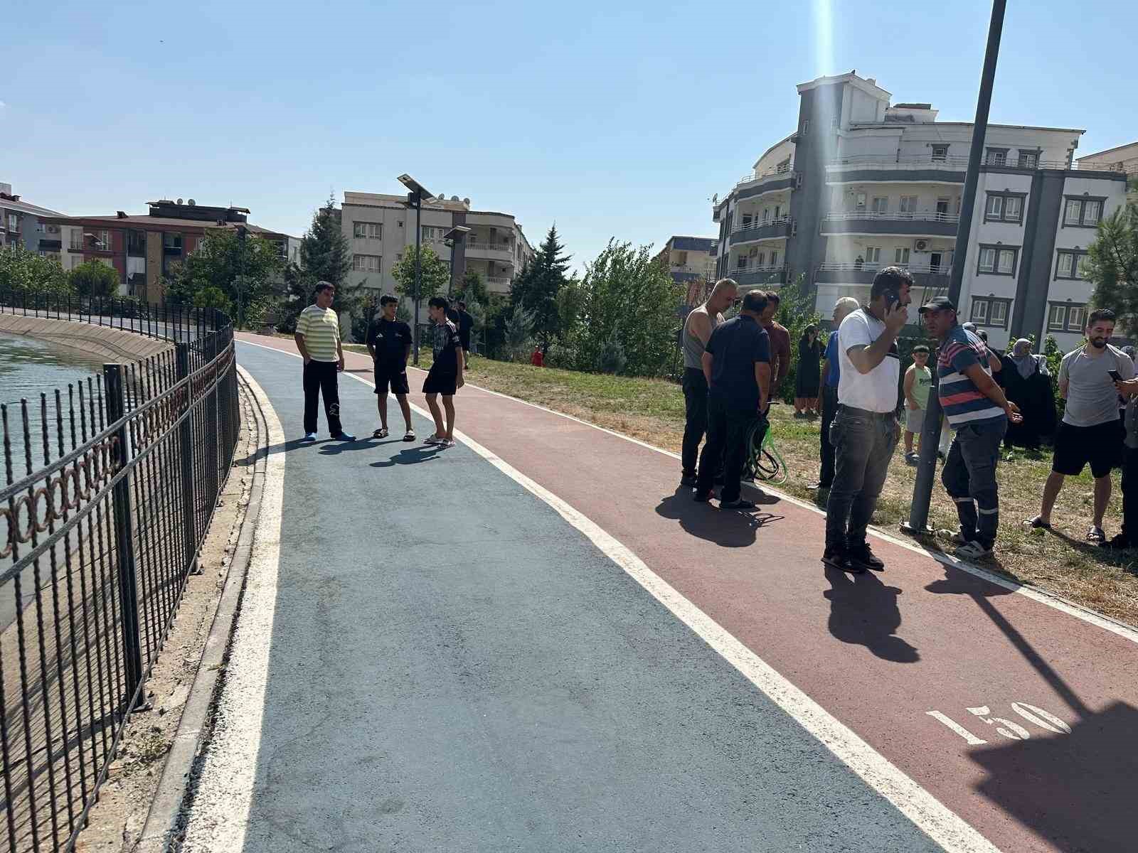 BATMAN’DA SELFİE ÇEKERKEN SULAMA KANALINA DÜŞTÜ, VATANDAŞLAR KURTARDI
