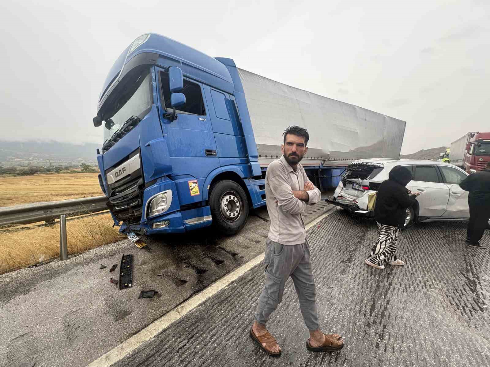 KASTAMONU’DA YAĞIŞIN SEBEP OLDUĞU 3 ZİNCİRLEME KAZADA 1 KİŞİ HAYATINI KAYBETTİ, 12 KİŞİ YARALANDI