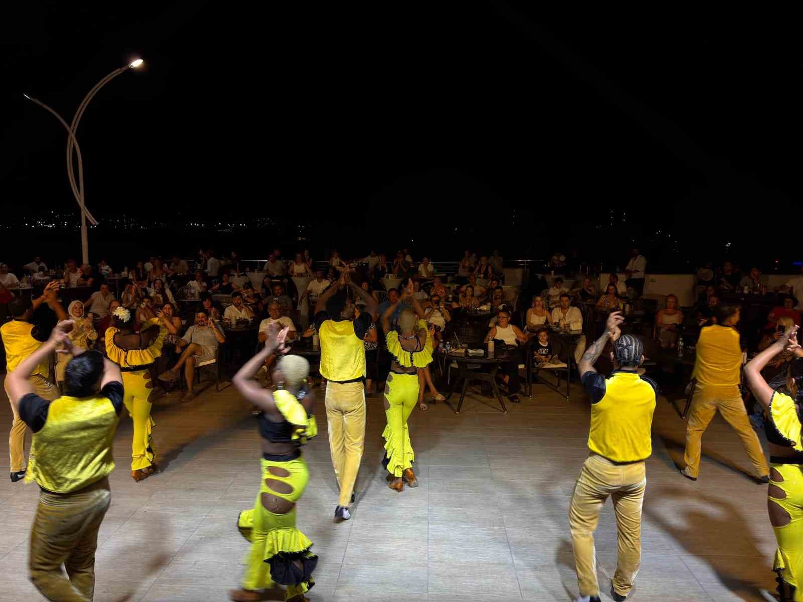 BARDAKÇI KOYU’NDA TATİL KONSER VE DANS ŞOVLARIYLA RENKLENDİ