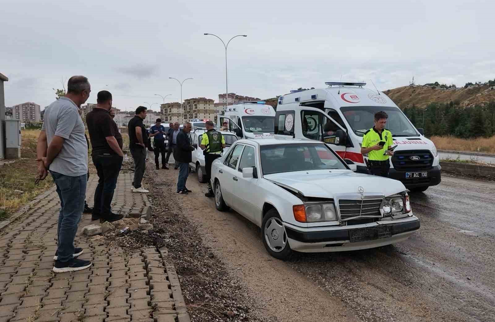 KIRIKKALE’DE İKİ OTOMOBİL ÇARPIŞTI: 3 YARALI