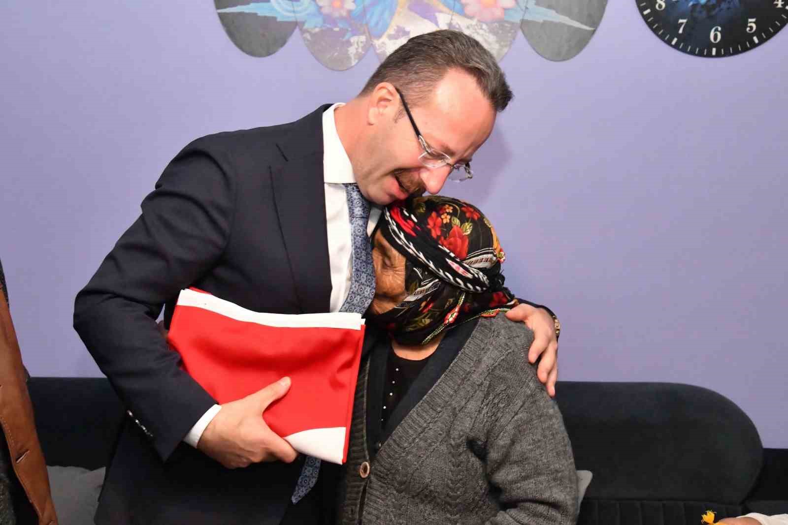 VALİ YAMLI, ŞEHİT YAKINININ MESAJINA KAYITSIZ KALMADI; AİLEYİ EVİNDE ZİYARET ETTİ