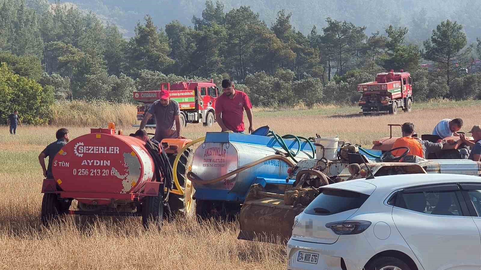 TRAKTÖRÜNÜ VE SU TANKERİNİ ALAN YANGINA KOŞTU