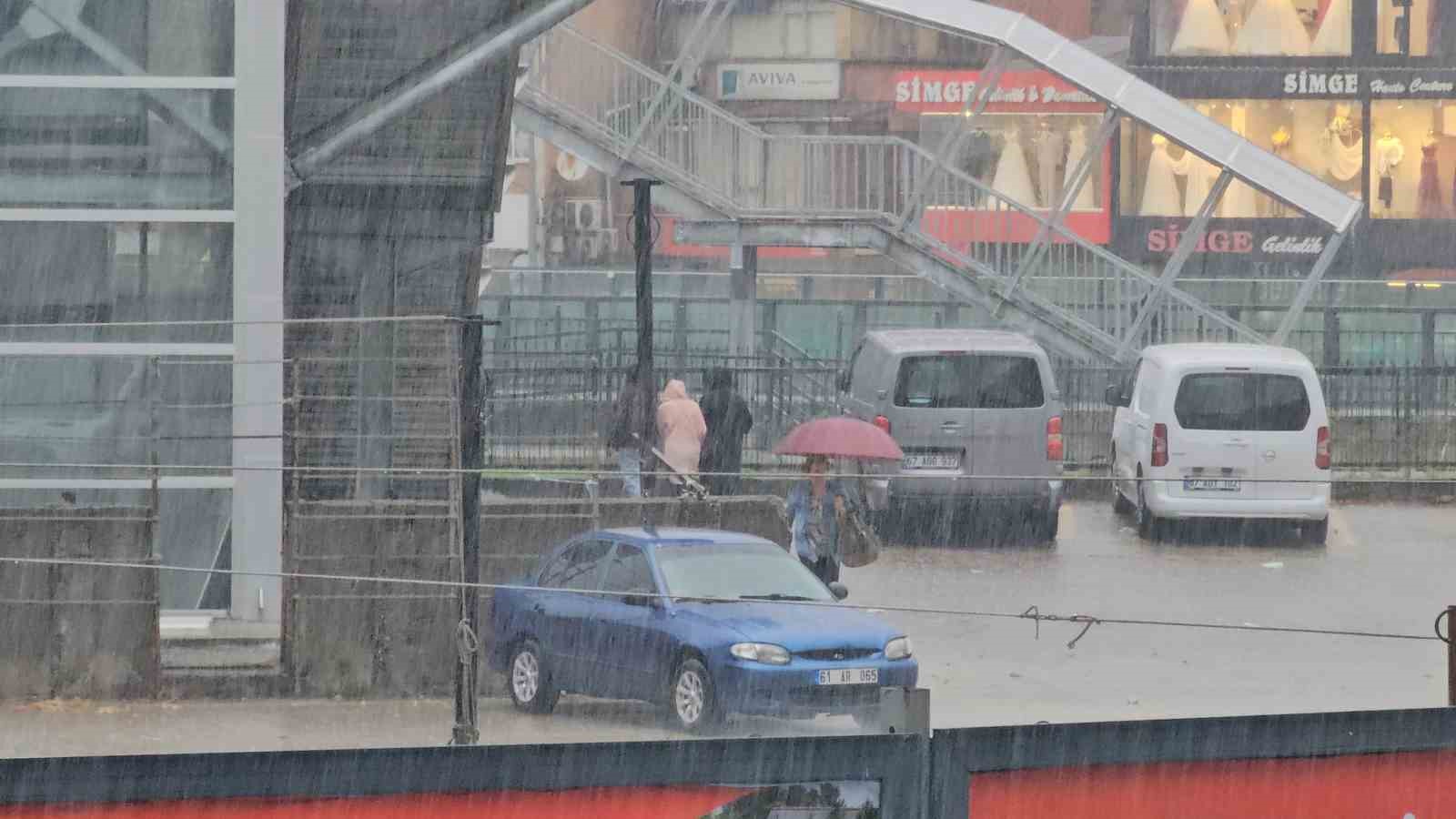 ZONGULDAK’TA SAĞANAK ETKİLİ OLDU, VATANDAŞLAR SAÇAK ALTLARINA SIĞINDI
