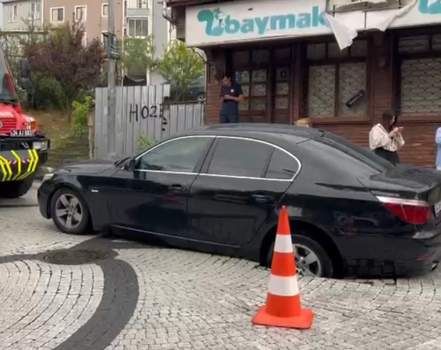 EYÜPSULTAN’DA SEYİR HALİNDE OTOMOBİL ÇÖKEN YOLA DÜŞTÜ