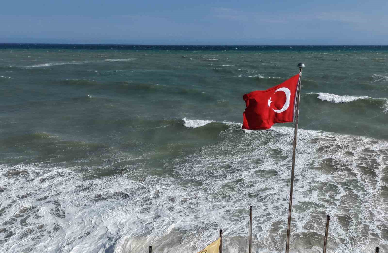 DOĞU AKDENİZ’DE KUVVETLİ RÜZGAR: DALGALAR KIYILARI DÖVÜYOR