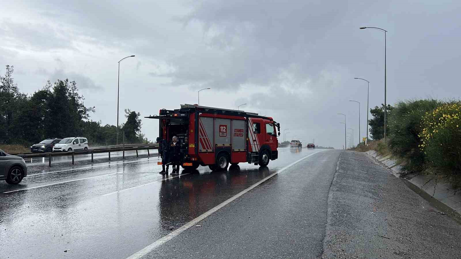 ÇEKMEKÖY’DE BARİYERLERE ÇARPAN AMBULANS DEVRİLDİ: 1 YARALI