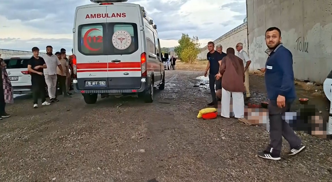 BURSA’DA KÖPRÜLÜ KAVŞAKTA FECİ KAZA: 3 ÖLÜ, 2 AĞIR YARALI