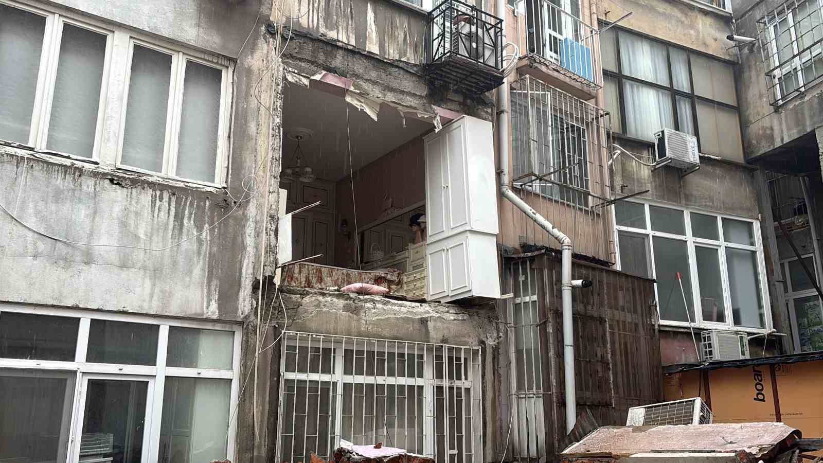 NİŞANTAŞI’NDA BİNANIN DUVARI ÇÖKTÜ: MAHALLELİ DEPREM OLDU ZANNETTİ